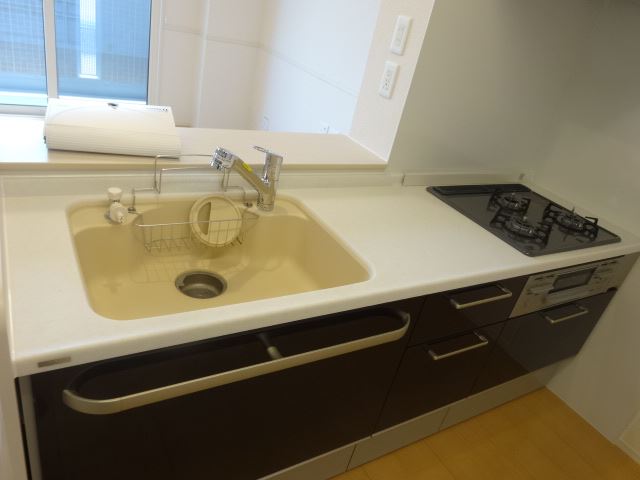 キッチン　３口ガスコンロ付のシステムキッチンです。