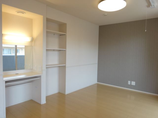 その他部屋・スペース　リビング横の洋間にはドレッサーが付いてます。