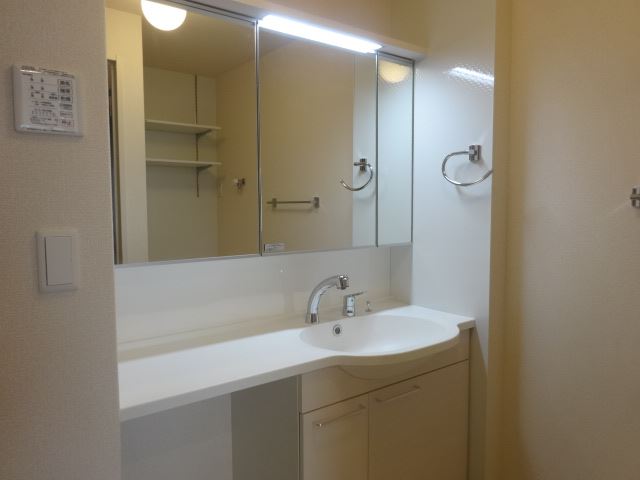 洗面設備　三面鏡になるシャドレです。鏡の後ろは収納になってます。