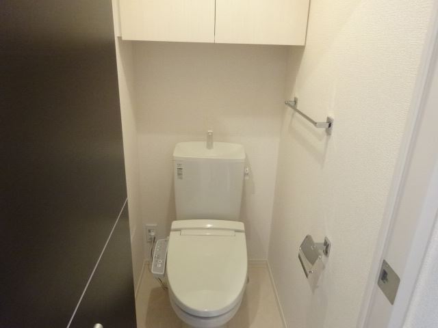 トイレ　清潔感溢れるレストルームです。収納があると便利ですね。