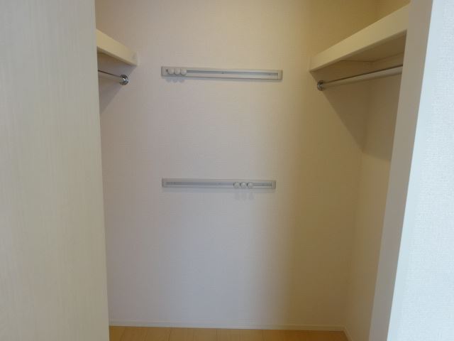 収納　たっぷり収納できるウォークインクローゼットです。