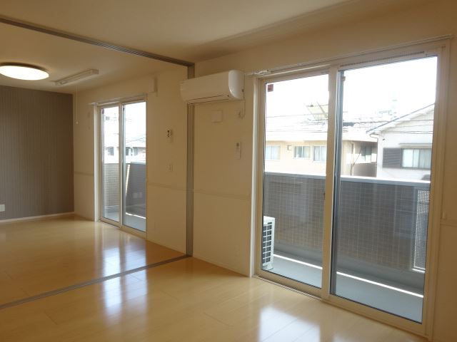 居室・リビング　間の扉を開ければ開放感のある広々ＬＤＫになります。