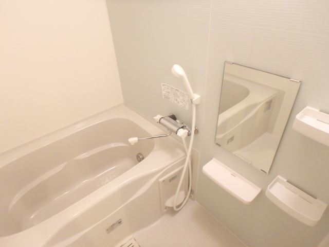 バス・シャワールーム　追い焚き機能付きの浴室です。