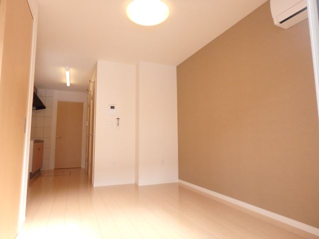 居室・リビング　ブラウンのアクセントクロスのお部屋です。