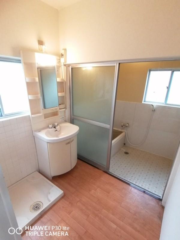 洗面設備　バスシートはちゃんと張っていますよ。