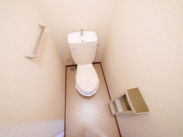 トイレ　落ち着いた色調のトイレです