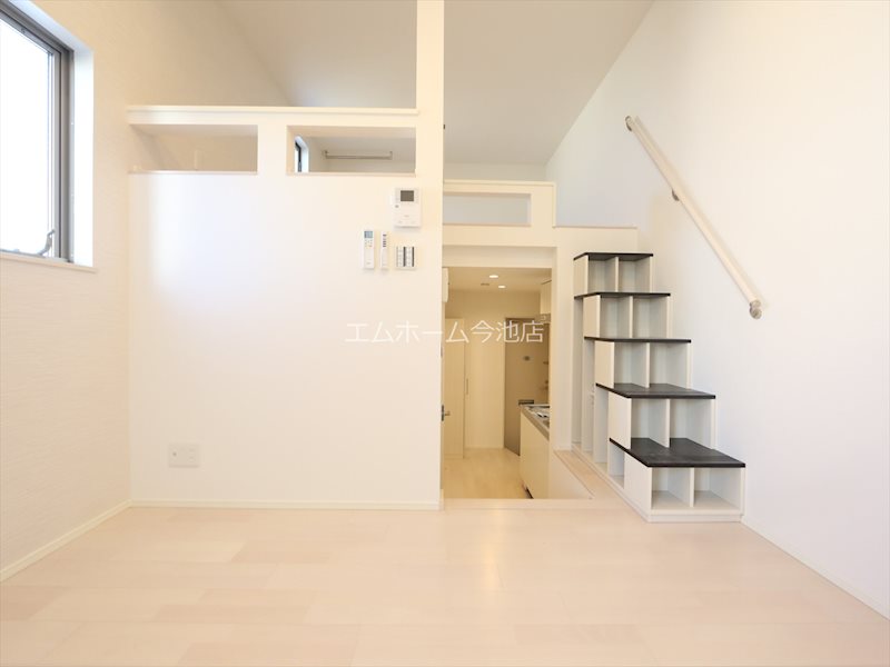 その他　洋室6.0帖　エアコン付　収納充実しています