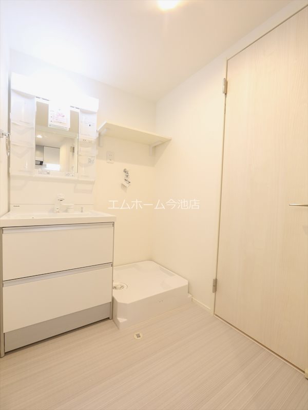 洗面設備　脱衣所　独立洗面化粧台（シャンプードレッサー付）