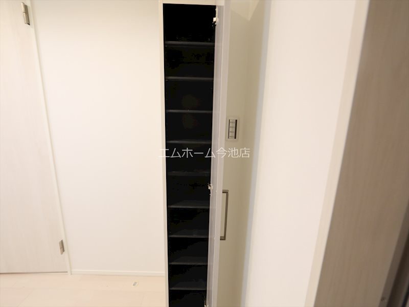 玄関　玄関　シューズボックス（収納充実してます）