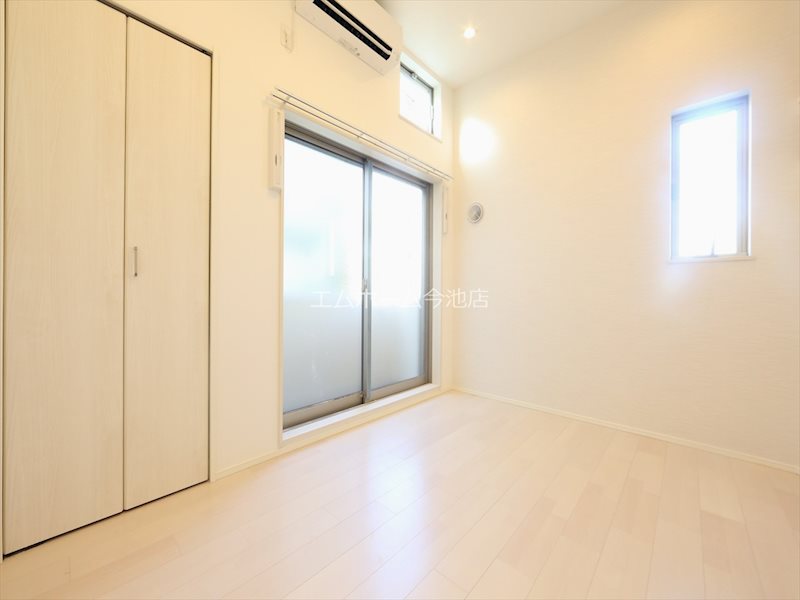 バルコニー　洋室6.0帖　エアコン付　収納充実しています