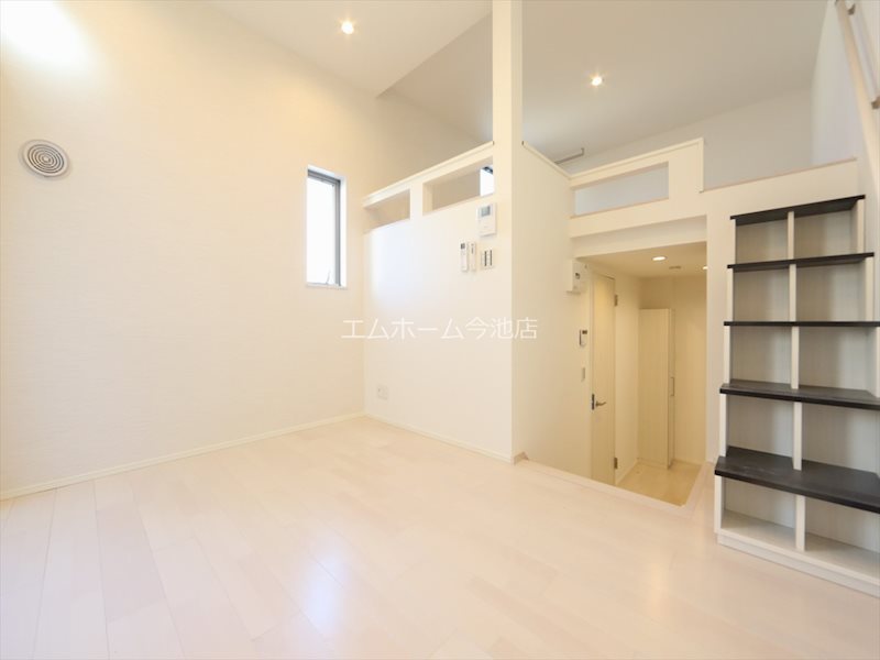 居室・リビング　洋室6.0帖　エアコン付　収納充実しています