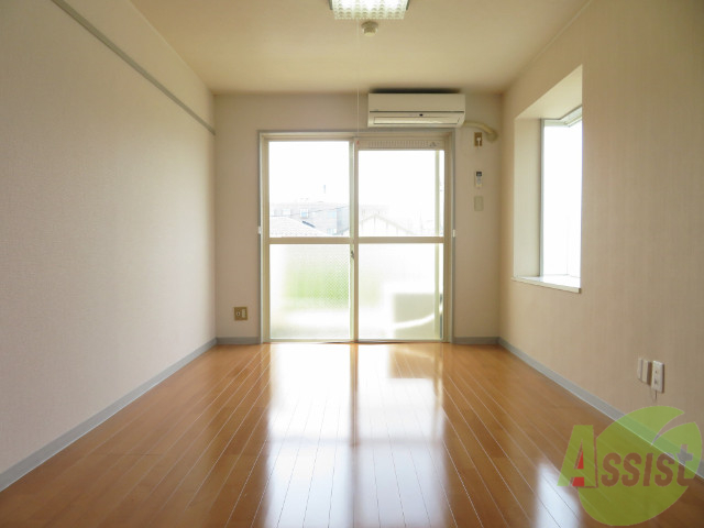 居室・リビング　リビングは、奥行のあるお部屋になっています。