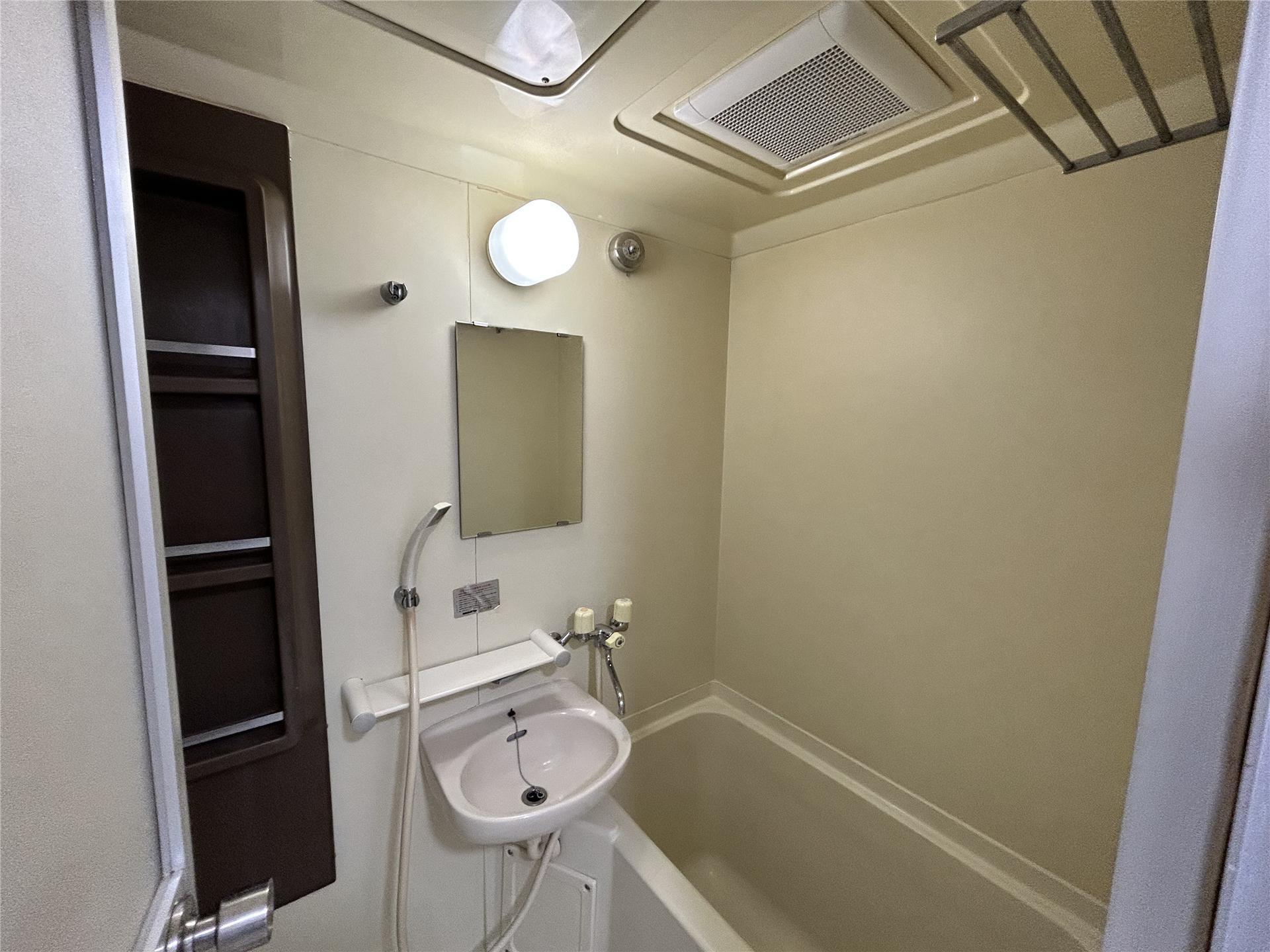 バス・シャワールーム　シャワー、洗面台ボウル付きの浴室です