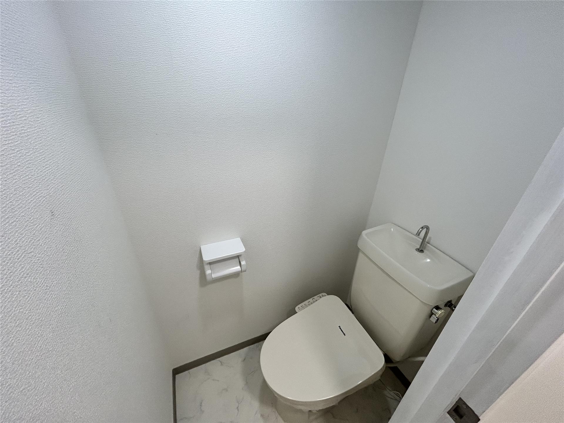 トイレ　温水洗浄便座付きのトイレです