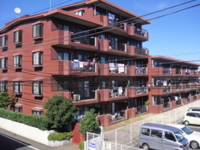 建物外観　総タイル貼りの重厚感あふれる外観