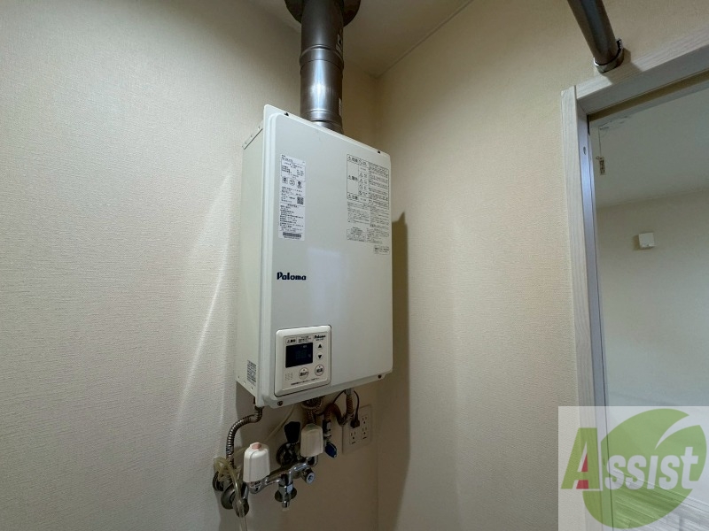 その他設備　給湯器は簡単操作で温度調整ができますよ。