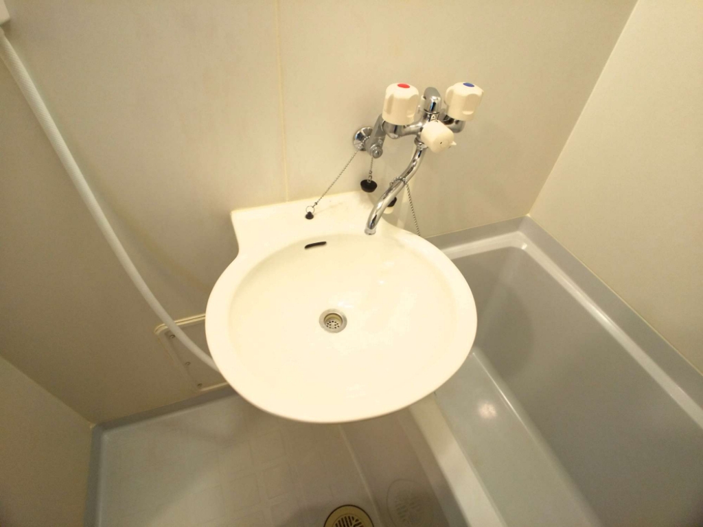 洗面設備　鏡を備え　準備のしやすい洗面台