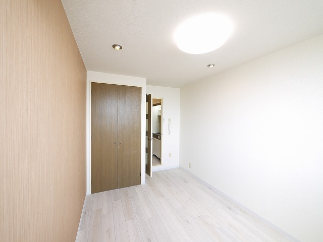 その他部屋・スペース　開放的な寝室です