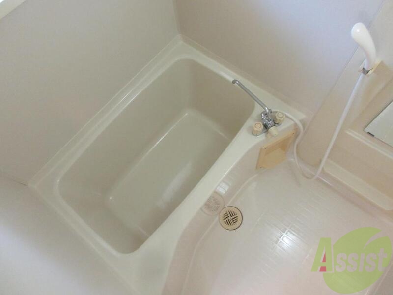 バス・シャワールーム　真っ白なお風呂です