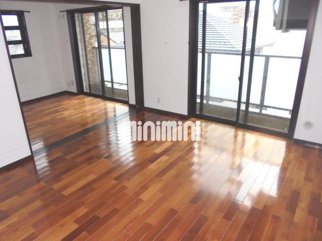 居室・リビング　南向き、日当たり良好。