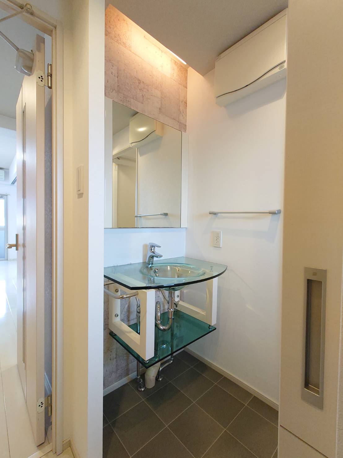 洗面設備　おしゃれなガラス洗面