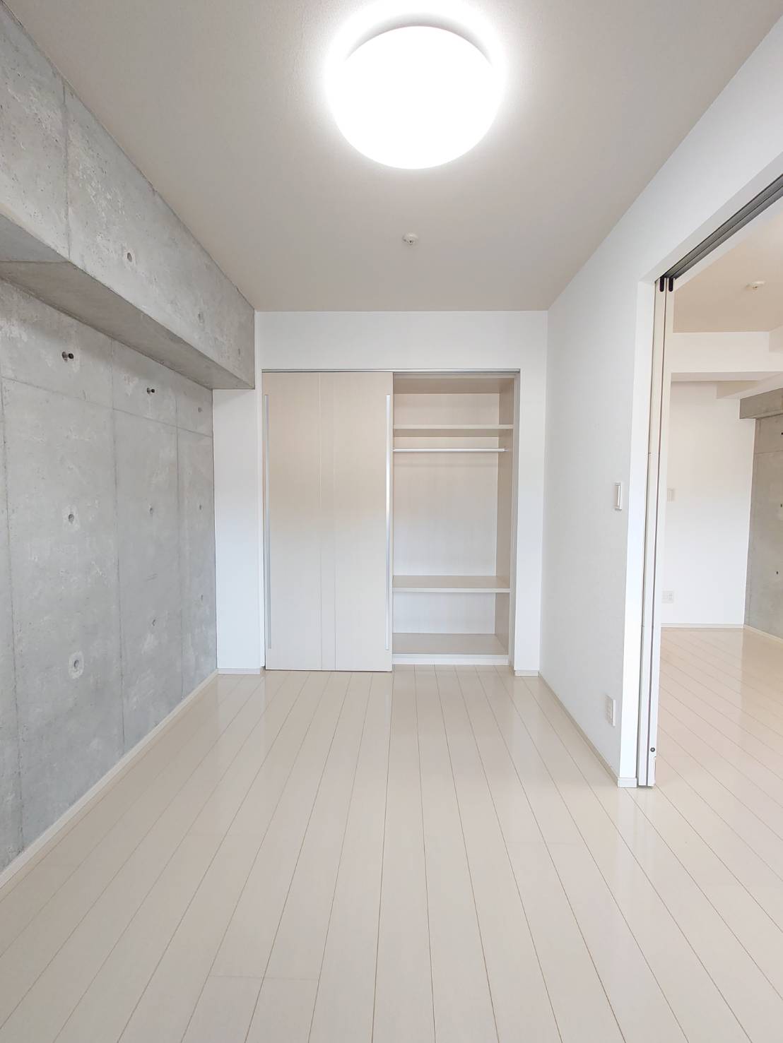 収納　作り棚のある洋室収納