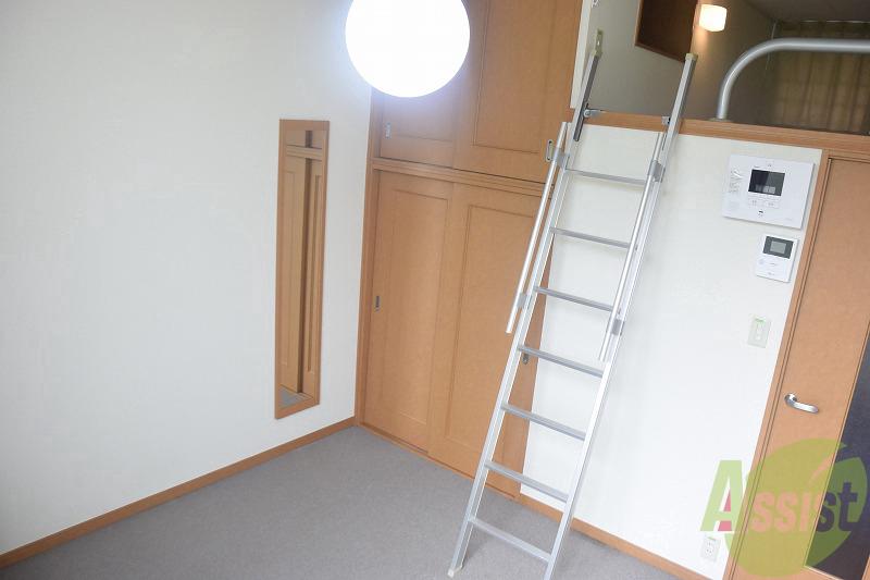 居室・リビング　ロフト付き物件です。収納としてもお使いいただけます！