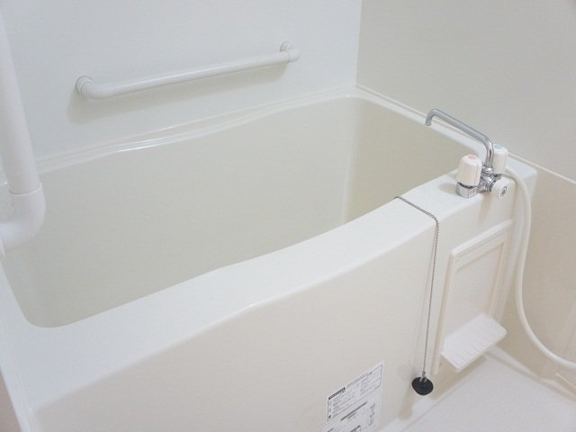 バス・シャワールーム　浴室乾燥機付で、雨の日も室内干しが出来ます！