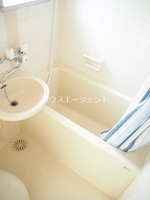 バス・シャワールーム　お風呂に窓があるのもポイントのひとつです