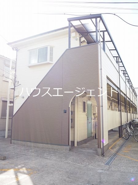建物外観　茶色がアクセントの外観です。
