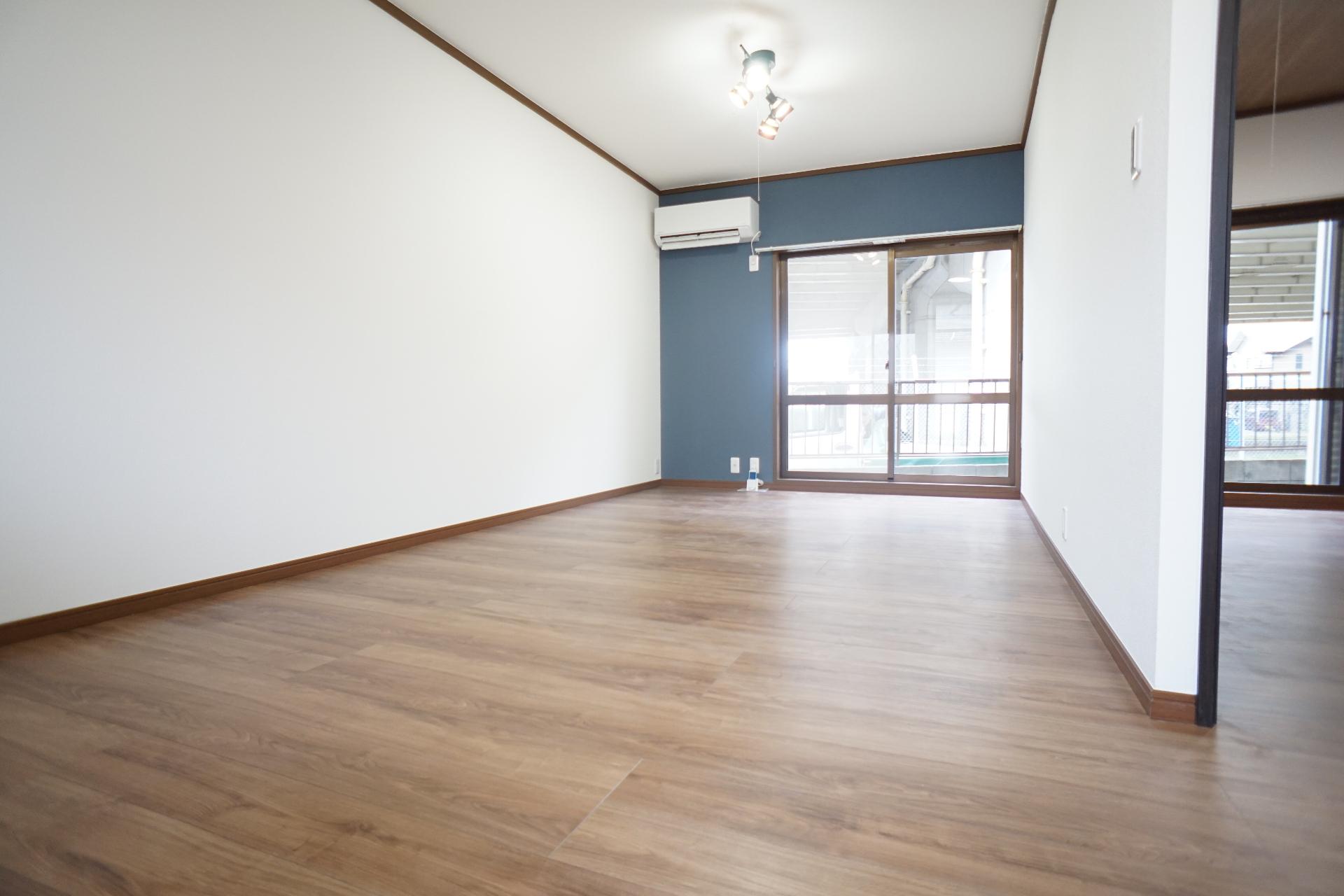 居室・リビング　ネイビーのアクセントクロスでカッコ良い印象のLDK