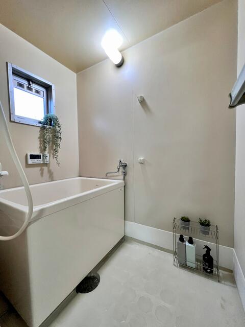 バス・シャワールーム　浴室に窓あり