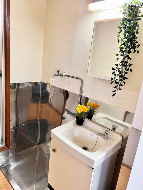 洗面設備　独立洗面台　鏡に収納あり