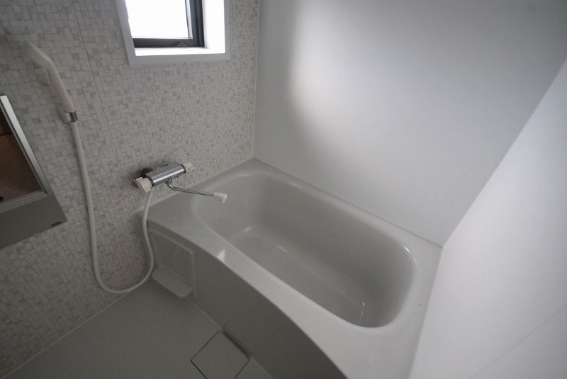 バス・シャワールーム　浴槽に窓があるのは嬉しいポイント