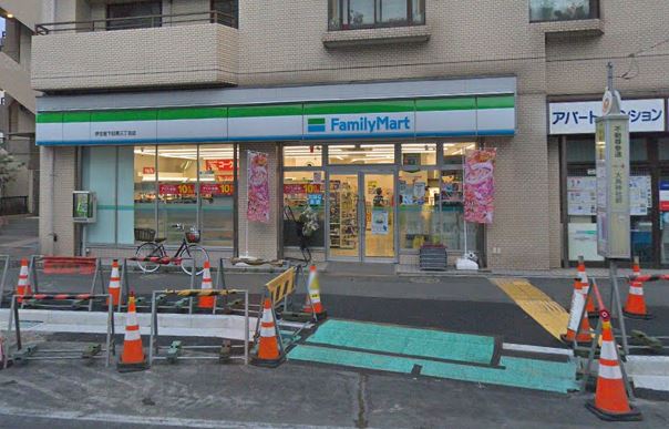 コンビニ　ファミリーマート 伊豆屋下目黒三丁目店（コンビニ）まで414m