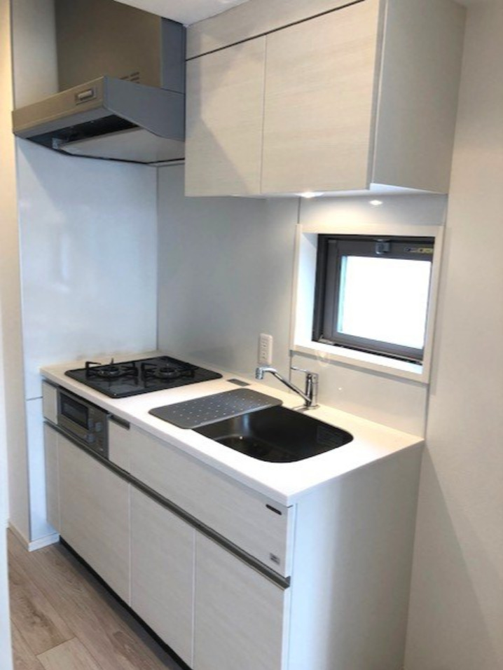 キッチン　窓付き明るく換気良好なシステムキッチン、瀟洒でお手入れ楽なガ