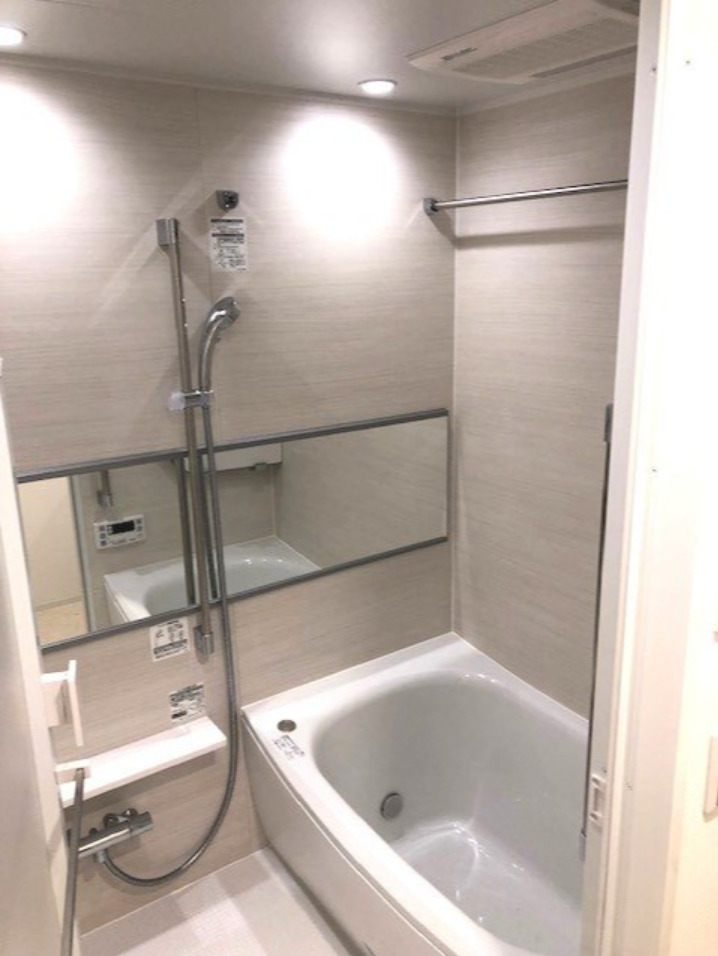 バス・シャワールーム　追焚オートバス、浴室換気乾燥機付き