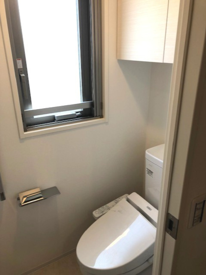 トイレ　窓付き換気良好な温水洗浄便座