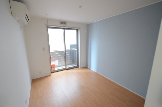 居室・リビング　エアコン付き南向きの洋室です♪