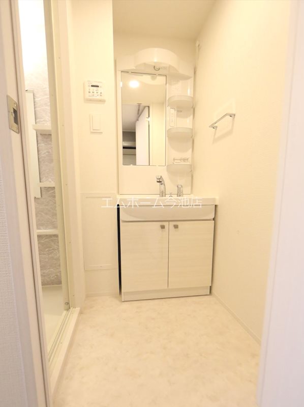 洗面設備　脱衣所　独立洗面台（シャンプードレッサー付）