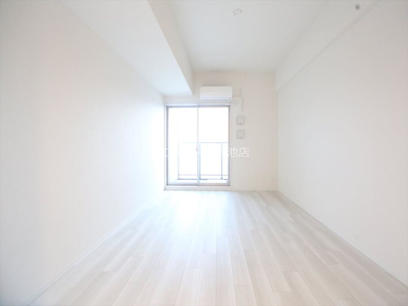 その他部屋・スペース　洋室8.2帖　エアコン付　収納充実　バルコニーに面しています