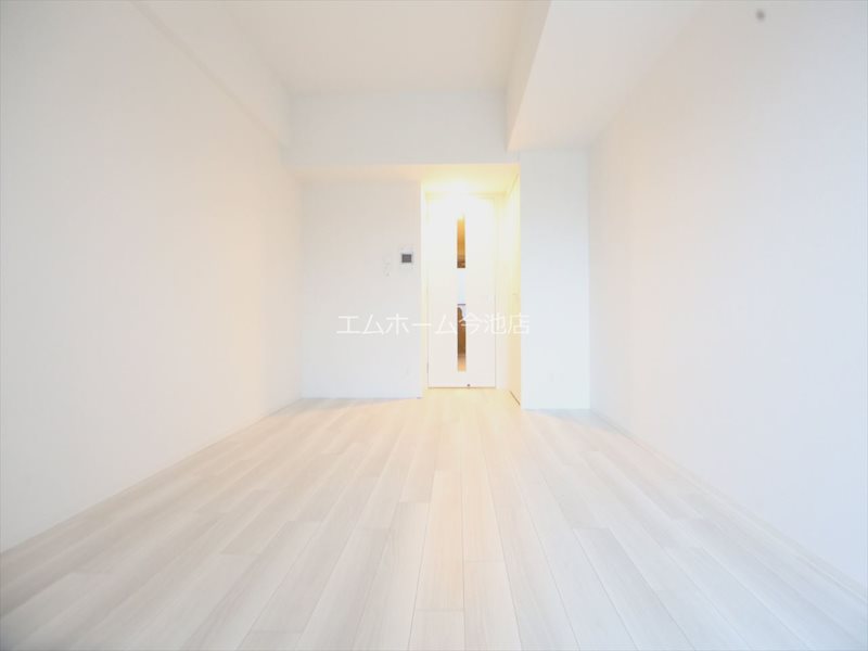 居室・リビング　洋室8.2帖　エアコン付　収納充実　バルコニーに面しています