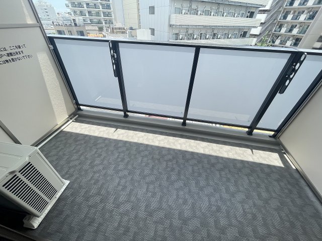 バルコニー　暖かな日差しのふりそそぐバルコニー