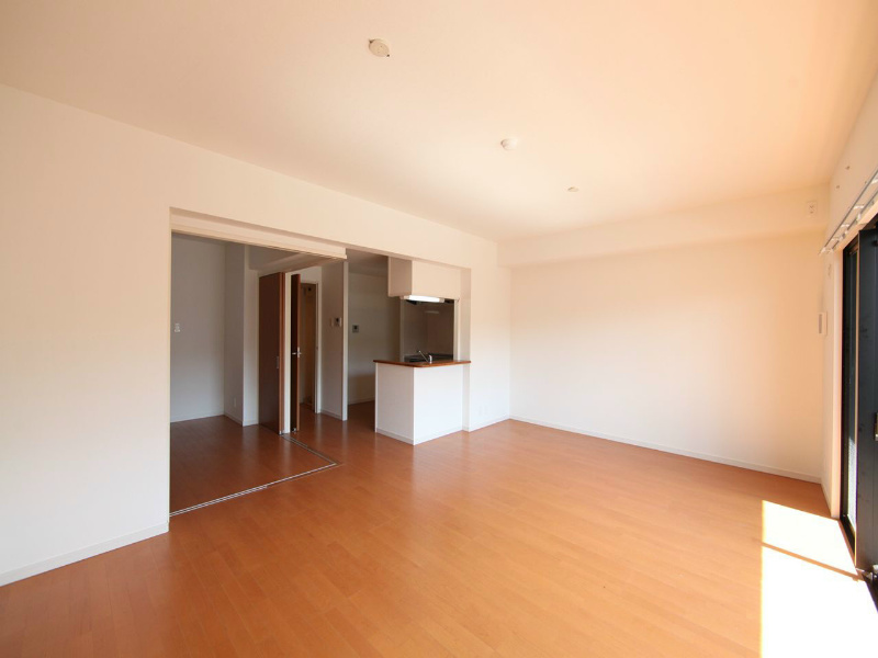 居室・リビング　LDK18帖　洋室5.7帖とつなげても仕切っても使えます