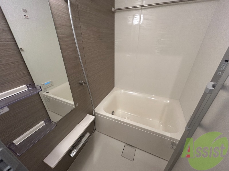 バス・シャワールーム　浴槽には追焚が付いています。一日の疲れがしっかり取れますね。