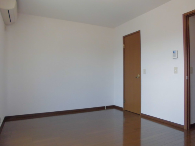 居室・リビング　※別室参考写真　２面採光の明るい洋室７．７帖