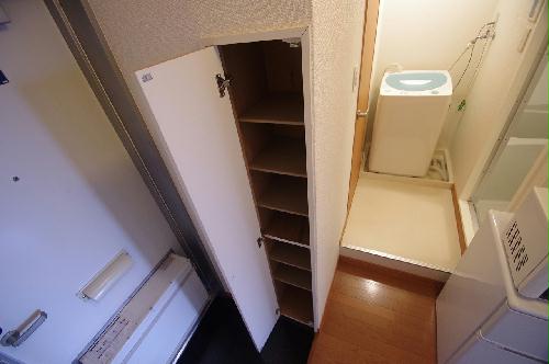 玄関　シューズボックスの棚は可動式になりブーツも収納できます