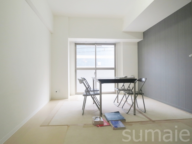 居室・リビング　202号室モデルルーム写真★10.2帖の広々としたリビングで