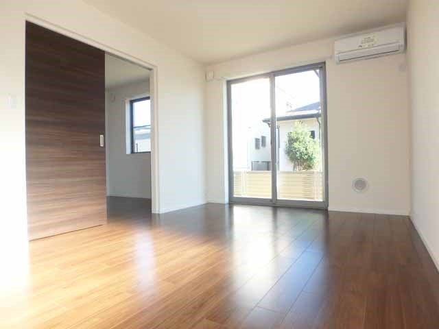 居室・リビング　１２．９帖の広々リビング☆