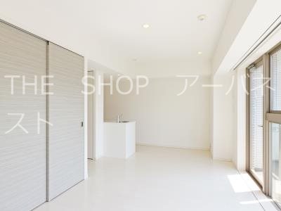 居室・リビング　白を基調として明るい印象のお部屋！